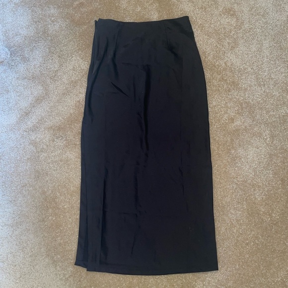 Urban outfitters, black silk midi skirt with a slit in the side - Picture 2 of 4